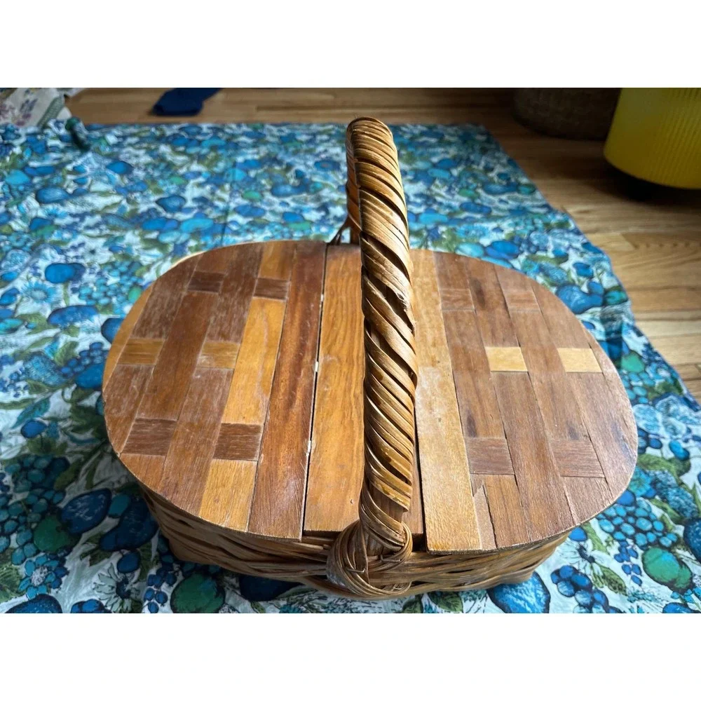 Vintage Wicker Picnic Basket Inlaid Wood Slat Split‎ Lid Oval Woven Reed Handle